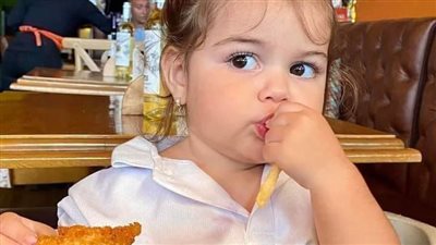 اسكريبت طنط ممكن شيكولاته من دي. =انتِ مين يا حبيبتي؟ وفين بابا وماما؟كامل 